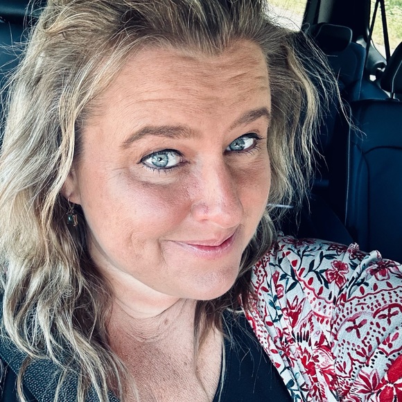 Meet your Posher, Jennifer - Picture 1 of 1